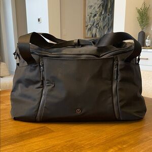 Lululemon Define Large Duffle Bag 31L in Black